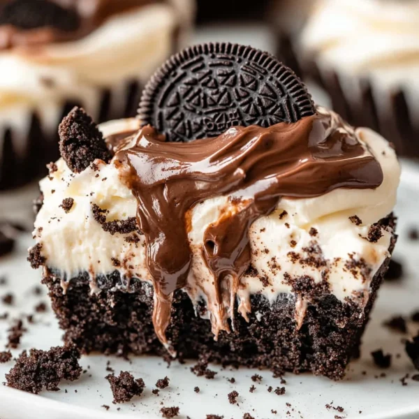 Fudge Swirled Oreo Bottom Cheesecake Cupcakes